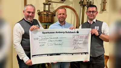 Scheckübergabe über 7.000€ an die Sternstunden.  (Bild: Tobias Becht)