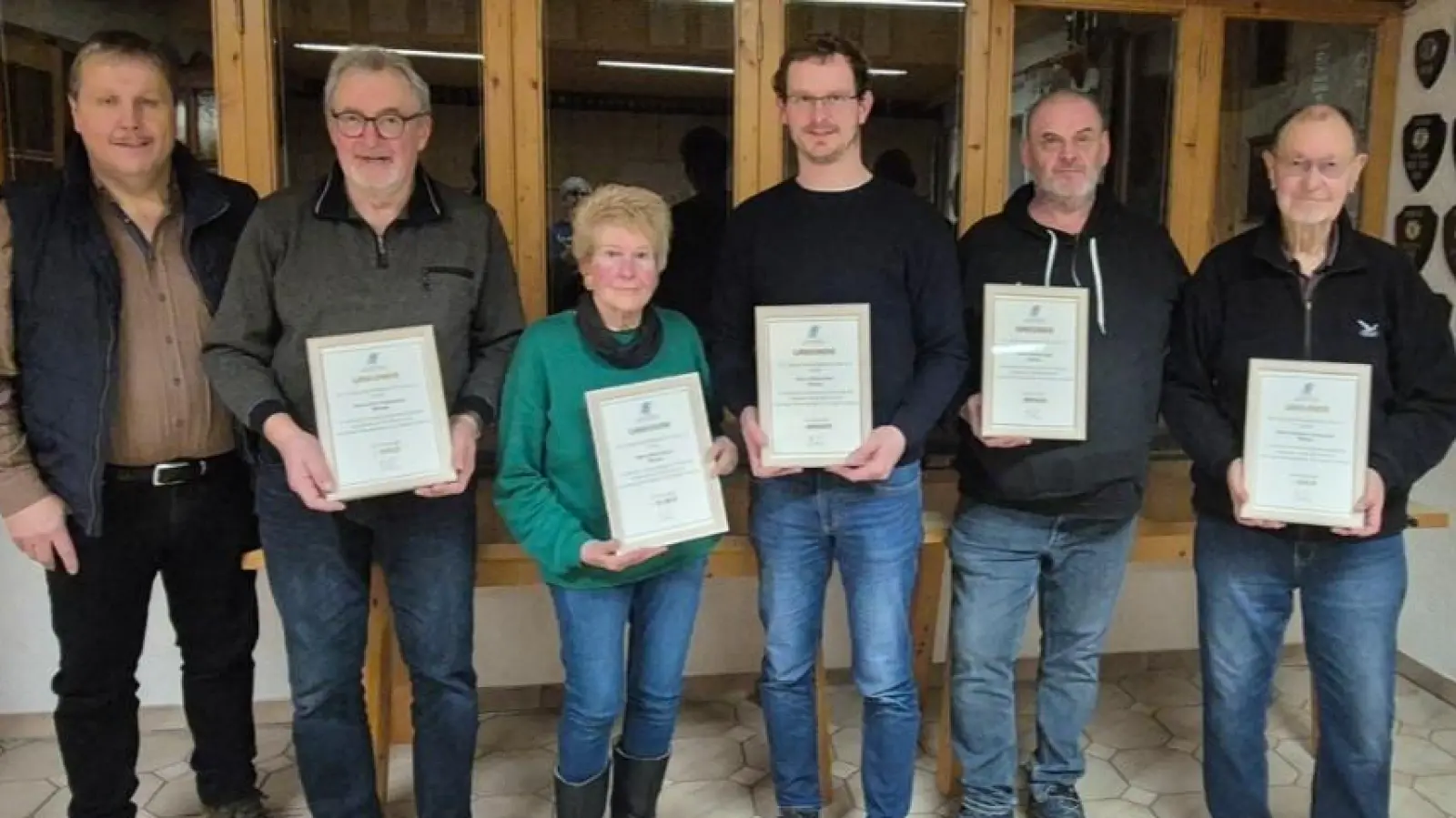 Von Links: Martin Fischer (Vorsitzender Imkerkreisverband Tirschenreuth, Kurt Kasseckert, Birgitt Lindner, Florian Beer, Hubert Greil, Günther Leimgruber. (Bild: Florian Beer)