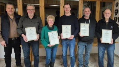 Von Links: Martin Fischer (Vorsitzender Imkerkreisverband Tirschenreuth, Kurt Kasseckert, Birgitt Lindner, Florian Beer, Hubert Greil, Günther Leimgruber. (Bild: Florian Beer)