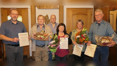 v.l. 2. Vorstand Armin Kraus ehrte für 25 jährige Vereinszugehörigkeit, Richard Sperber, Getrud Sperber, Christa Heuberger und Helmut Heuberger. hinten Kassier Bernd Pöllinger (Bild: Dieter Eberl)