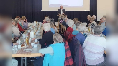 Bürgermeister Schäffler berichtet beim Seniorentreff. (Bild: Stefanie Baier)