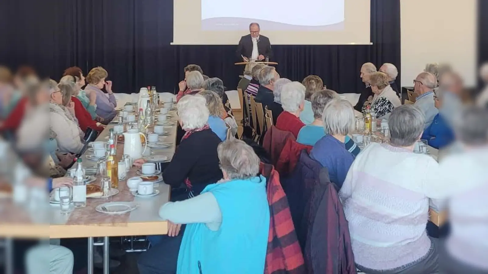 Bürgermeister Schäffler berichtet beim Seniorentreff. (Bild: Stefanie Baier)