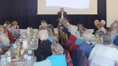 Bürgermeister Schäffler berichtet beim Seniorentreff. (Bild: Stefanie Baier)