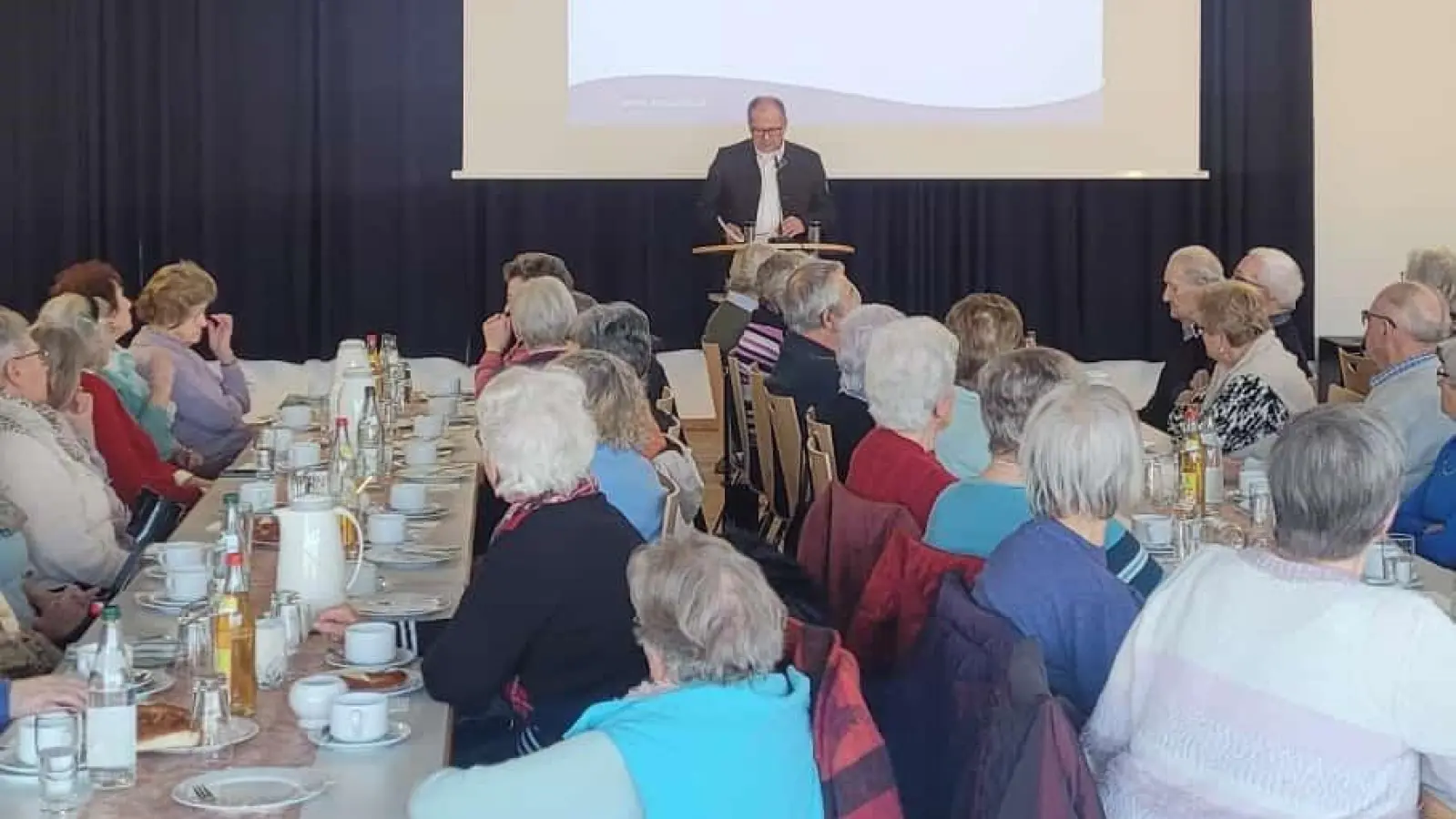 Bürgermeister Schäffler berichtet beim Seniorentreff. (Bild: Stefanie Baier)