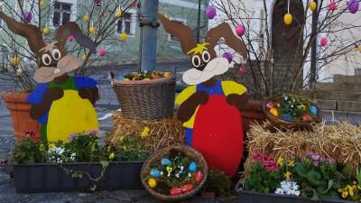 Osterbrunnen am Marktplatz in Hohenburg (Bild: Klaudia Nießl)