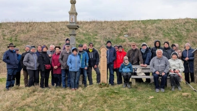Gedenkbrett, inmitten der Anwesenden  (Bild: Inge Haumaier )