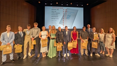 Die Jahrgangsbesten der Schönwerth-Realschule. Zweimal gab es die Bestnote 1,0! (Bild: Andreas Rupprecht)