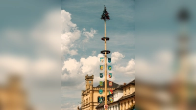 Der Kemnather Maibaum wird jährlich am 30. April um 18 Uhr auf dem Stadtplatz aufgestellt. (Bild: Carsten Bunnemann)