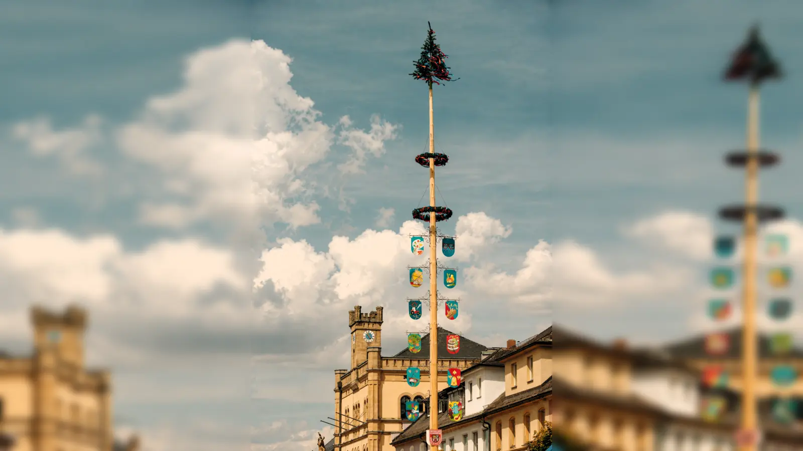 Der Kemnather Maibaum wird jährlich am 30. April um 18 Uhr auf dem Stadtplatz aufgestellt. (Bild: Carsten Bunnemann)
