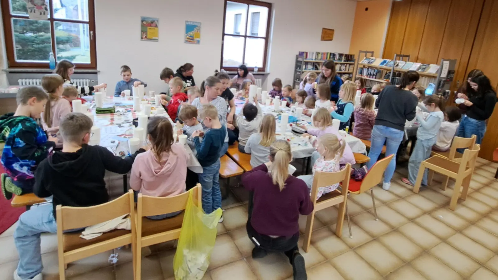 Die kleinen Künstler sind fleißig am Gestalten ihres Adventskalenders (Bild: Pamela Wünsche)