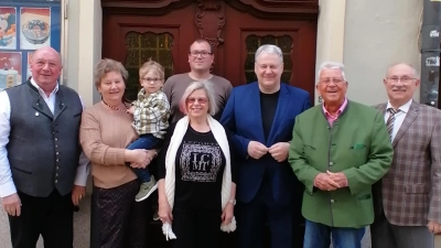 Die Verantwortlichen des Freundeskreis König Ruprecht (von links) Vizekanzler Michael Koller, Kassenrevisorin Gabi Büttner mit Klein-Julian, Ehrenmitglied Christina Koenen, dahinter Schatzmeister Roland Büttner, Landrat Richard Reisinger, Altlandrat Armin Nentwig und Kanzler Gerhard Büttner.  (Bild: Gisela Krieger)