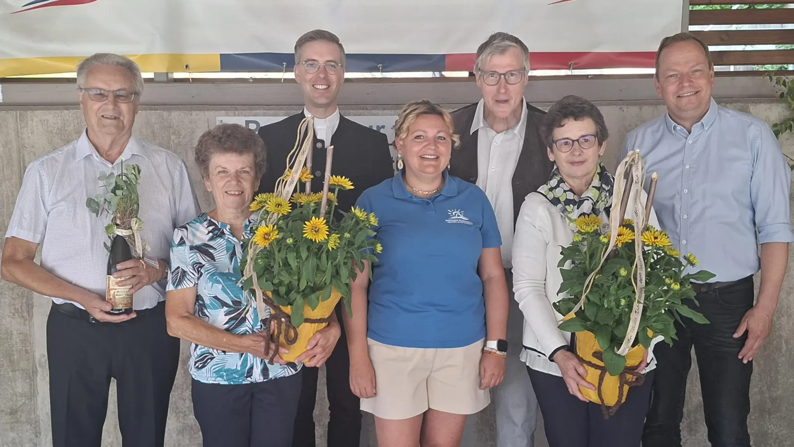 Chefwechsel bei der Ambulanten Krankenpflegestation der Kirchenverwaltung St. Georg. Von links: Rudolf und Christa Kneidl, Stadtpfarrer Thomas Kopp, Lissy Spiegel, Franz Josef und Monika Baeck, Kirchenpfleger Michael Kippes.  (Bild: Martin Staffe)