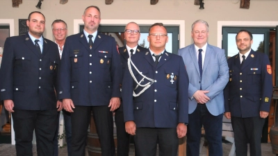 Markus Tomala (Dritter von rechts) erhielt das silberne Ehrenzeichen, Feuerwehrführung und Politik gratulierten. (Bild: Joachim Gebhardt)
