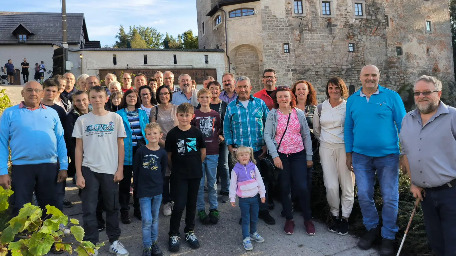 Die Teilnehmer des Vereinsausflugs in Skalná (Bild: René Prokesch)
