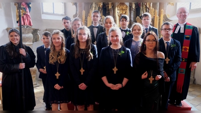 13 Konfirmanden aus Floß und Flossenbürg wurden durch Pfarrer Wilfried Römischer am Palmsonntag gesegnet. (Bild: Fred Lehner)