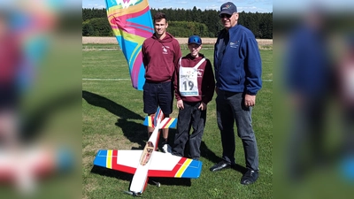 Martin Herbst zusammen mit Jugendwart Fabian Kummer links und Vereinsvorstand Ernst Herbst rechts (Bild: Ernst Herbst)