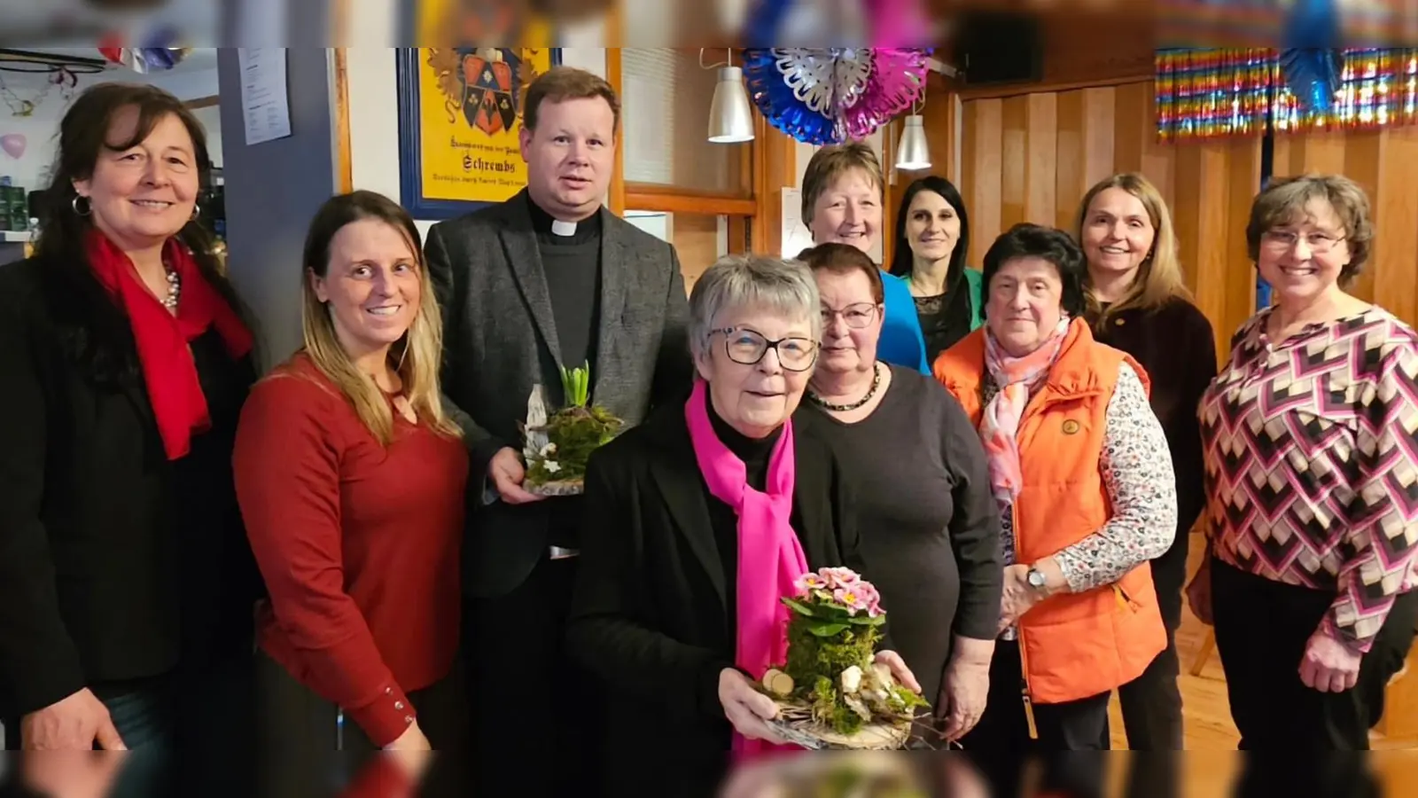 Bild von links: Lisa Schiml, Stefanie Schrembs, Pfarrer Thomas Kraus, Bezirksvorsitzende Rita König, Regina Reger, Ingrid Dumler, Claudia Schrembs, Barbara Schultes, Elisabeth Zintl und Manuela Schrembs. (Bild: Stefanie Schrembs)