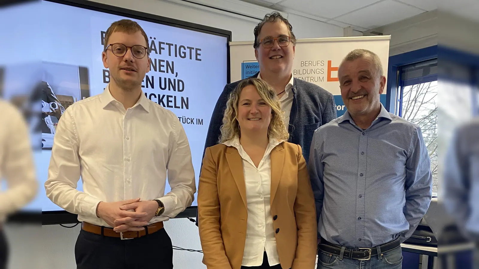 Sie gestalteten den Jahresauftakt im BBZ entscheidend mit (v. l. n. r.): Stefan Zierer von der Agentur für Arbeit in Schwandorf, Weiterbildungsinitiatorin Katrin Inhofer, BBZ-Betriebsleiter Michael Mändl und Werner Scharl, ebenfalls von der Agentur für Arbeit in Schwandorf (Bild: Katrin Inhofer | BBZ)