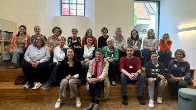 Vertreter der Landesstelle für das öffentliche Bibliothekswesen besuchten die Stadtbücherei Kemnath - und stellen viele Fragen zur neuen Open Library, die seit Kurzem eingeführt wurde. (Bild: Nina Lang)