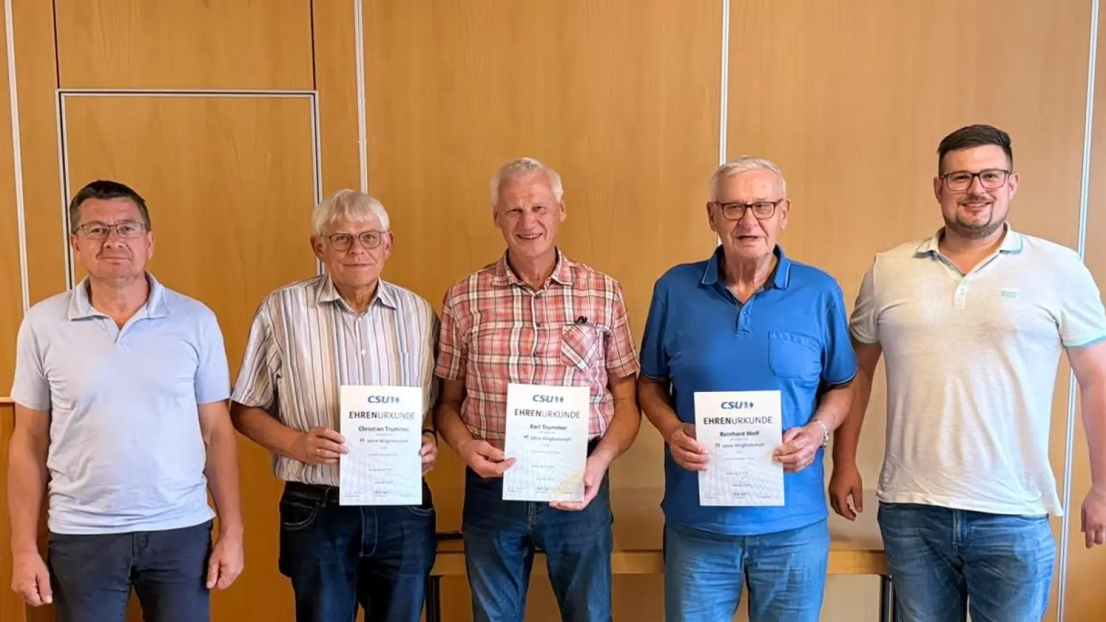 Durch 2. Bgm Markus Graf (li) und Vorstand Christian Trummer (re) wurden (von links) Christian Trummer sen, Karl Trummer und Reinhard Wolf für ihre langjährige Mitgliedschaft ausgezeichnet (Bild: Peter Lehner)