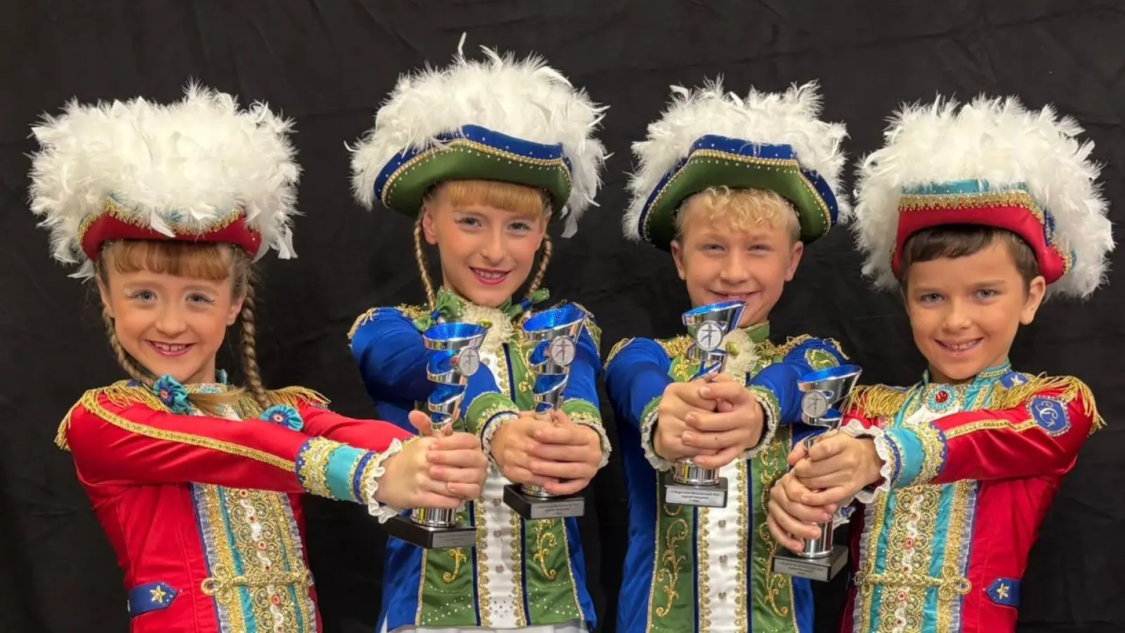 Unsere Tanzpaare bei der Siegerehrung. (Bild: Sandra Panitzek)