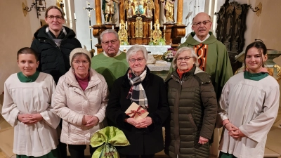 Pfarrer Rösl und Ruhestandspfarrer Max Stiegler, Christa Forster als Vertreterin des Pfarrgemeinderates (hinten von rechts), Ministranten, Mesnerin Maria Kühner (links), Hilde Eckl (Mitte) und Theres Fink (rechts).  (Bild: Martin Martzak)