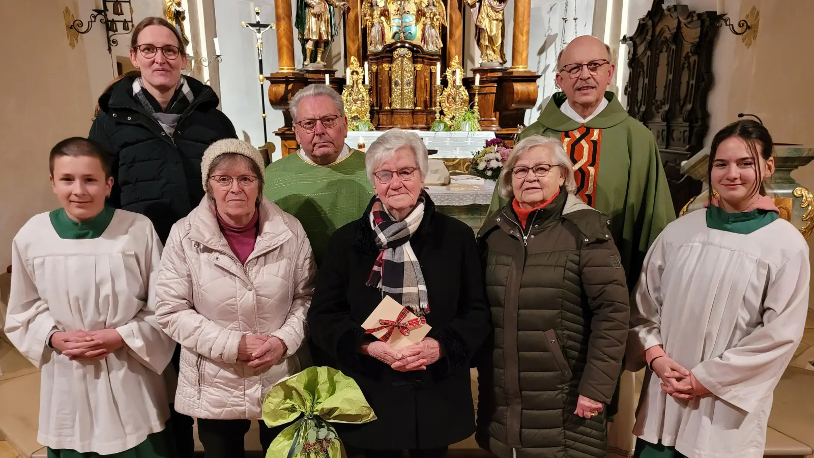 Pfarrer Rösl und Ruhestandspfarrer Max Stiegler, Christa Forster als Vertreterin des Pfarrgemeinderates (hinten von rechts), Ministranten, Mesnerin Maria Kühner (links), Hilde Eckl (Mitte) und Theres Fink (rechts).  (Bild: Martin Martzak)