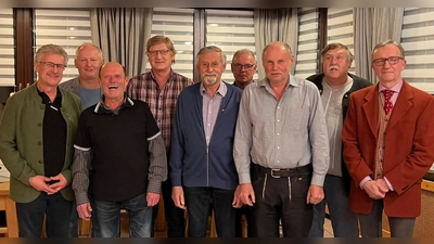 Von links: Bürgermeister Wolfgang Braun, 2.Vorsitzender Manfred Beer, Berthold Derwart, Hans Kraus, Robert Pöllmann, MdLV Reinhard König, Erich Höfer, MdLV Wolfgang Kellner, 1. Vorsitzender Heinrich Ulrich. (Bild: Andrea Vogel)
