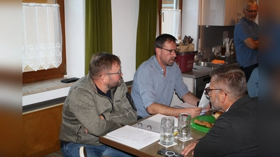 Vom erneuten Wachstum des Kapellenbauvereins Pichlberg berichtete zweiter Vorsitzender Markus Reiß (Zweiter von links). Die Vorbereitungen für das Fest zum 45. Jahrestag der Kapellenweihe am 15. August laufen auf Hochtouren. (Bild: Dr. Bernhard Piegsa)