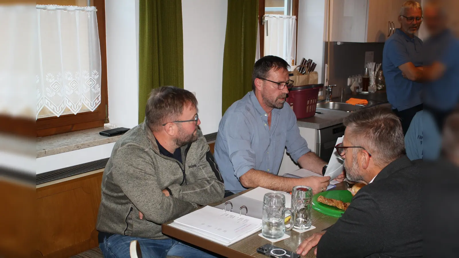 Vom erneuten Wachstum des Kapellenbauvereins Pichlberg berichtete zweiter Vorsitzender Markus Reiß (Zweiter von links). Die Vorbereitungen für das Fest zum 45. Jahrestag der Kapellenweihe am 15. August laufen auf Hochtouren. (Bild: Dr. Bernhard Piegsa)