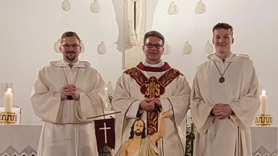 Die verabschiedeten Ministranten und Pfarrer Jakob. V. l. n. r.: Adalbert-Nico Harrer, Michael Jakob, Peter Netta. (Bild: Marcelo Neudecker)