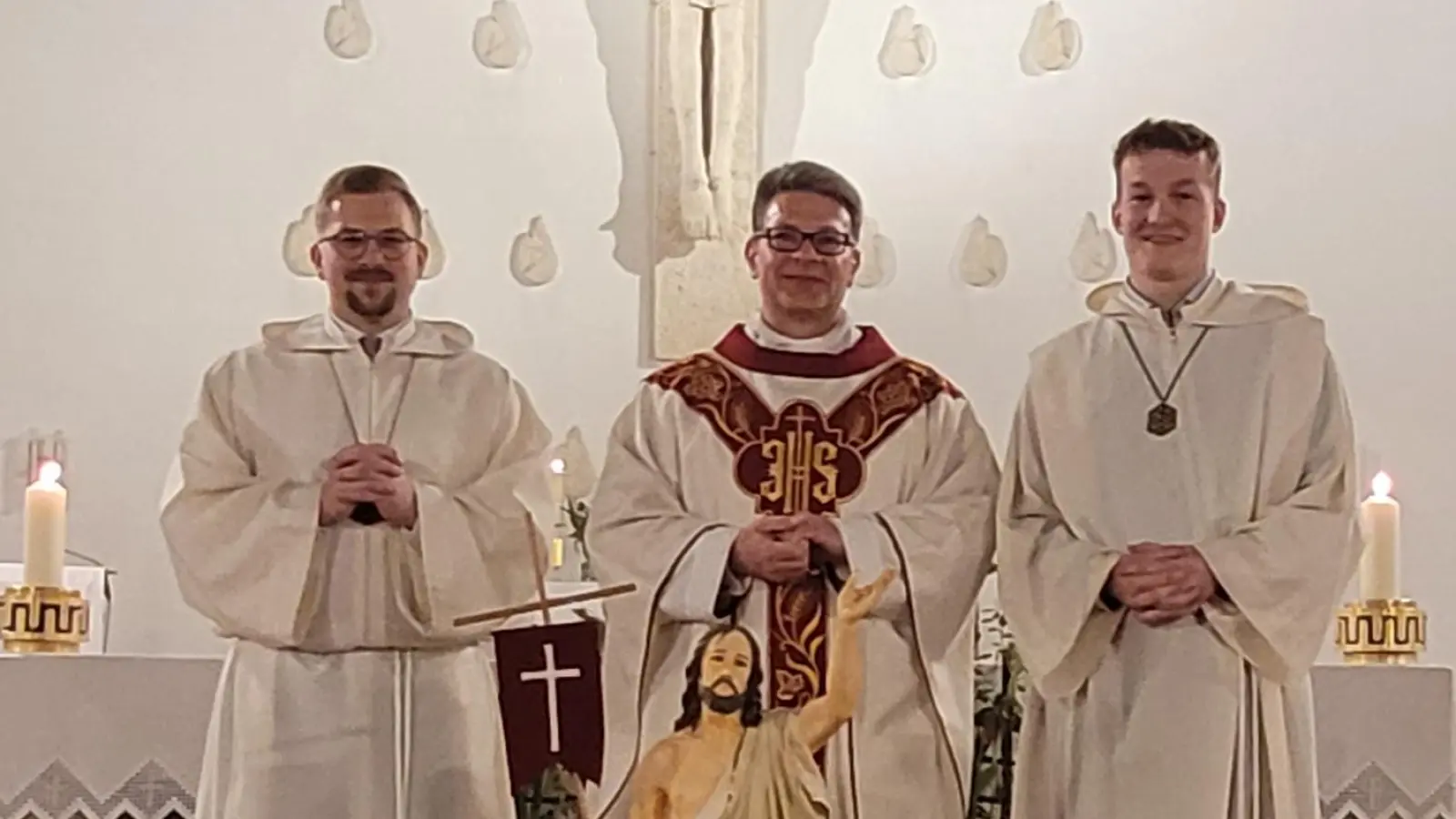 Die verabschiedeten Ministranten und Pfarrer Jakob. V. l. n. r.: Adalbert-Nico Harrer, Michael Jakob, Peter Netta. (Bild: Marcelo Neudecker)