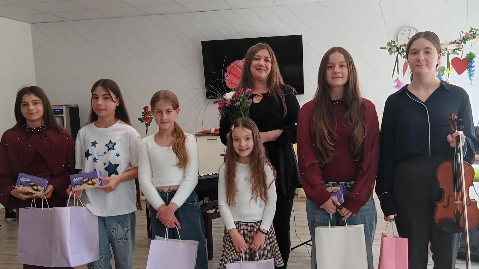 Olga Lubianska (hinten) mit ihren Künstlerinnen und interpreten. (Bild: Mila Stojan)