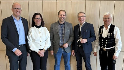 Der Weidener Bürgermeister Reinhold Wildenauer bekam von Präsident Peter Aicher einen „Timmy“ aus Holz überreicht.<br>V.l.n.r.: Hauptgeschäftsführer des LIV Kai Gajewski, Repräsentantin der Unternehmerfrauen Birgit Zinner, Bezirksvorsitzender und Präsident des HDI Adrian Blödt, 3. Bürgermeister der Stadt Weiden in der Oberpfalz Reinhold Wildenauer und Präsident des LIV Peter Aicher. (Bild: Moritz Rosen)