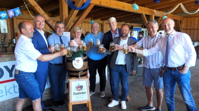Hans Ram, Dr. Harald Schwartz, Michael Weiler von der Brauerei Naabeck, Barbara Hernes, Thomas Graml, Michael Rischke, Bernd Heinisch, Lothar Trager und Johannes Wagner (von links) stoßen auf den Jubiläumsverein an. (Bild: Lothar Trager)