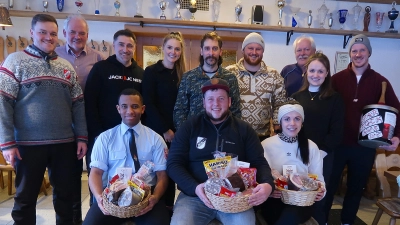 TSV-Eisstock-Spartenleiter Martin Streim (hinten, Zweiter von rechts) gratuliert den Mannschaftsvertretern zu ihren Erfolgen und dankte für die Teilnahme an der Ortsmeisterschaft 2026 (Bild: Bernhard Schultes)