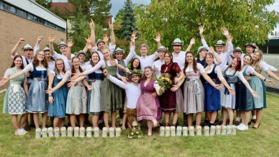 Die 14 Kirwapaare von St. Michael, in der Mitte das Oberkirwapaar Hanna Geitner und Wolfgang Dotzler. (Bild: Thomas Held)