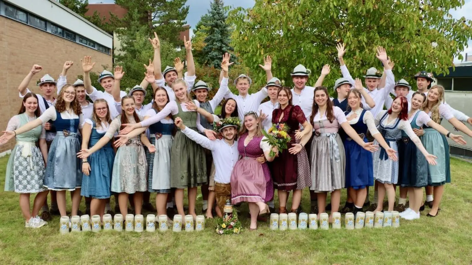 Die 14 Kirwapaare von St. Michael, in der Mitte das Oberkirwapaar Hanna Geitner und Wolfgang Dotzler. (Bild: Thomas Held)