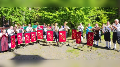 Die Blaskapelle Ernestgrün beim Muttertags-Standkonzert (Bild: Josef Frank)