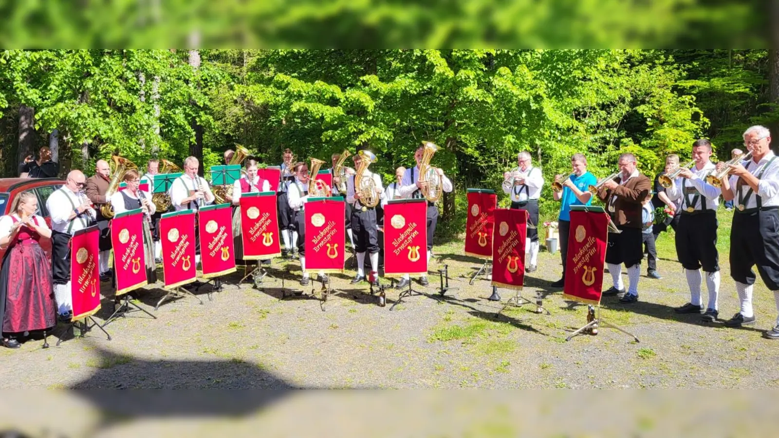 Die Blaskapelle Ernestgrün beim Muttertags-Standkonzert (Bild: Josef Frank)