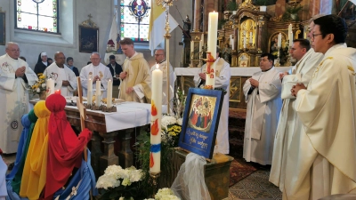 Domvikar Tobias Löffler zelebriert den Eröffnungsgottesdienst und mit ihm als Mitzelebranten die Geistlichen aus dem Seelsorgebereich Auerbach-Pegnitz (Bild: Herbert Ziegler)
