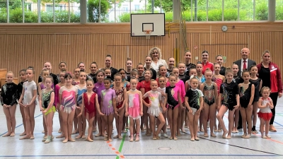 Vor ihren Auftritten stellten sich die jungen, talentierten Sportgymnastinnen mit der Vorsitzenden des Inter Bergsteig Melanie Misral (rechts), dem Geschäftsführer der Conrad-Sportförderung Günter Simmerl (links daneben) sowie ihren beiden Trainerinnen Olga Tesmann (hinten Mitte) und Jenny Edel (hintere Reihe 4.v.r.) zu einem Gemeinschaftsfoto auf. (Bild: Susanne Schwab)