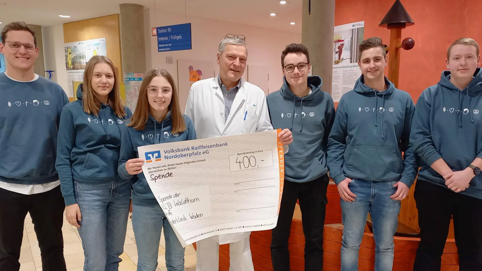 Chefarzt Dr. Fritz Schneble (Mitte) freut sich über die Unterstützung der KLJB Waldthurn. (Bild: Kliniken Nordoberpfalz, Michael Reindl/exb)