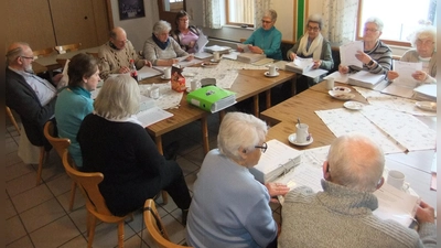 Der Pittersberger Singkreis, wie er alle 14 Tage in großer Runde im Schützenheim singt und lacht sowie seinen Nachmittag humorvoll gestaltet. Und alle freuen sich des Lebens! (Bild: Michael Götz)