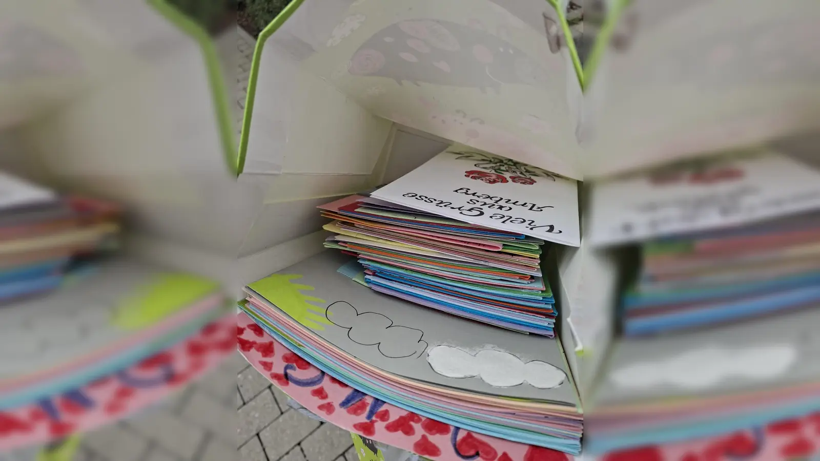 Bunt gestaltete Grußkarten auf dem Weg zu ihren Empfängern und Empfängerinnen im Heilig-Geist-Stift Amberg. (Bild: Louisa Badewitz)