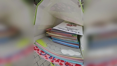 Bunt gestaltete Grußkarten auf dem Weg zu ihren Empfängern und Empfängerinnen im Heilig-Geist-Stift Amberg. (Bild: Louisa Badewitz)