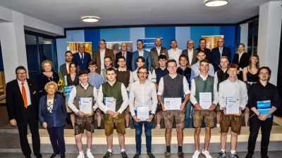 Zahlreiche Ehrengäste mit den Schreinergesellinnen und Schreinergesellen der Sommer-Gesellenprüfung 2025 (Bild: Rudi Hirsch )