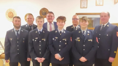 Sie freuten sich über die Leistungen der drei Nachwuchskräfte der Feuerwehr Gressenwöhr: (v.l.n.r.) Stellvertretender Kommandant Alexander Burger, Kommandant Andreas Schertl, Alexander Horst, Vilsecks Bürgermeister Hans-Martin Schertl, Oliver Grädler, Kreisbrandinspektor Christof Strobl, Simon Bönisch, Kreisbrandmeister Andreas Luber. (Bild: Andreas Schertl)