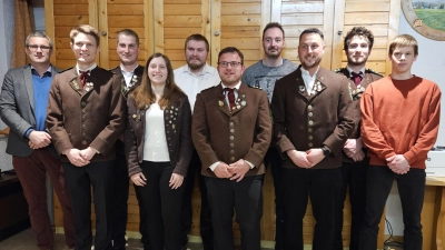 Mit Urkunden zeichnete Schützenmeister Christian Reichl(Hinen rechts) Mitglieder der Schützengesellschaft Eichenlaub Meerbodenreuth aus. (Bild: Monika Pamler)