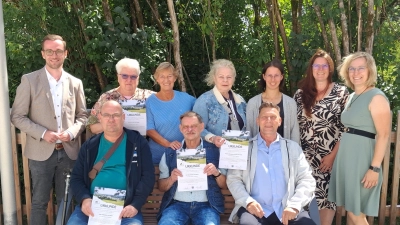 v.l. Heiko Wittstock, Olaf Däumichen, Detlef Schulz, h.l. Bürgermeister Adrian Käß, Kristina Lacour, Gabriele Philipkowski, Marina Däumichen-Schulz, Julia Janner und Christine Loisir vom Gästehaus am Schlossberg, Melanie Höfer Tourist-Info Friedenfels (Bild: Melanie Höfer)